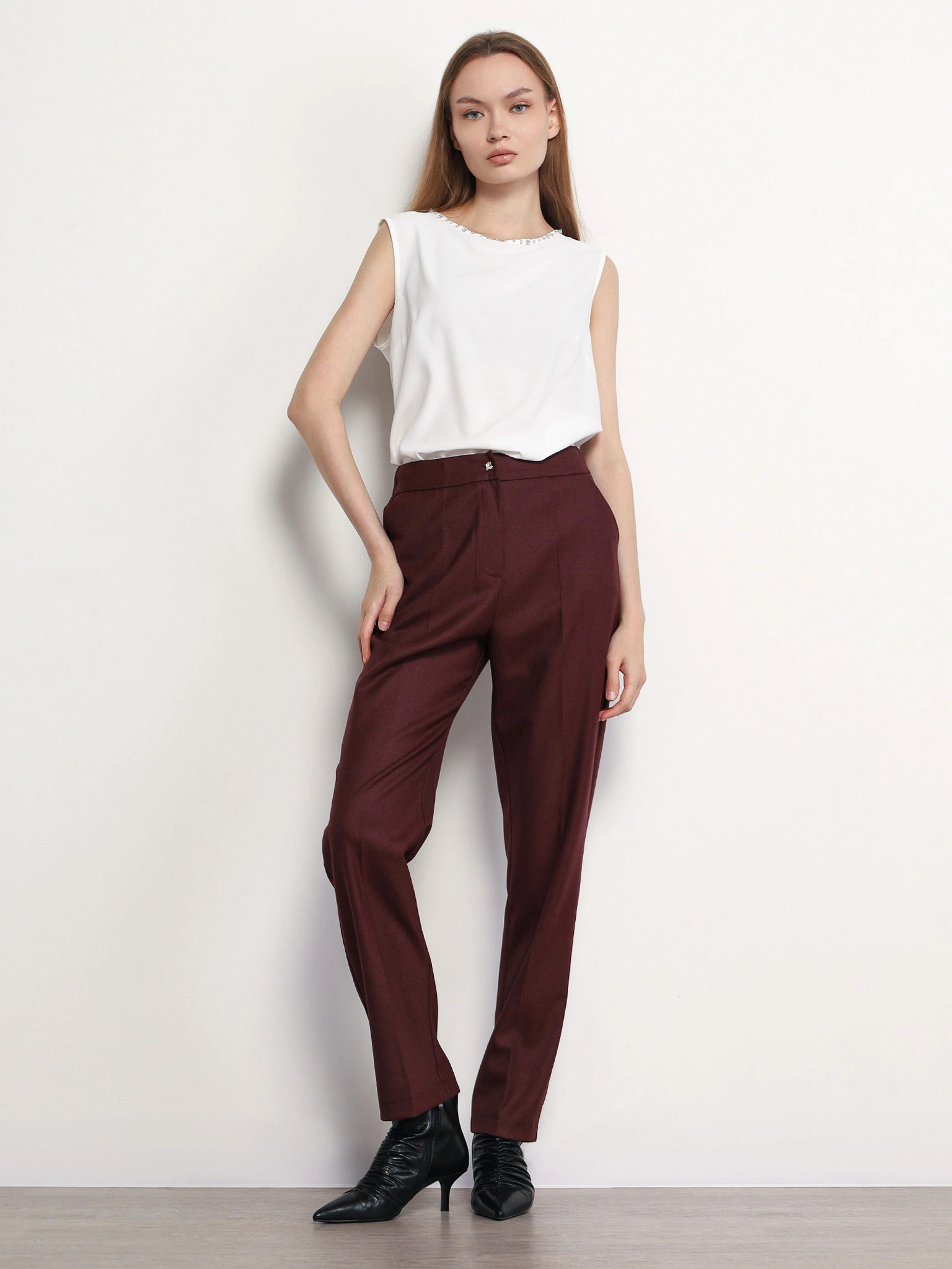 Блуза белого цвета с цепочкой-мониль